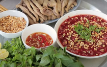 Ăn tiết canh giải nhiệt, người phụ nữ U60 bị sán lợn tấn công
