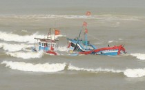 Sóng đánh chìm tàu cá ở Bình Thuận, 5 ngư dân mất tích trên vùng biển Hòn Cau