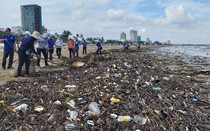 Hàng chục tấn rác bất ngờ “tấn công” bờ biển Vũng Tàu sau một đêm, công nhân gồng mình thu gom