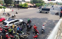Chùm ảnh: Nắng nóng cao điểm, người dân TP. HCM vật vã chống chọi với thời tiết