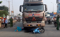 Thương tâm: Va chạm với xe container, cặp vợ chồng tử vong, bé gái nguy kịch