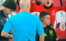 Trọng tài trận Arsenal vs Liverpool bị cầu thủ quát mắng thẳng mặt
