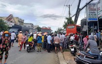 Cà Mau: Xe khách lao vào quán cà phê, 1 người tử vong, 4 người bị thương