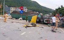 Quảng Ninh: Xe container lật nhào trên đường