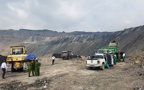 Quảng Ninh: Bắt quả tang 2 xe đổ hàng trăm tấn rác thải trái phép