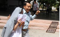 Xúc động trước 1001 sắc thái của các bậc phụ huynh đợi con "vượt vũ môn"