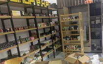 Đột kích cơ sở nhập lậu 200 máy thuốc lá, 2.000 lọ tinh dầu của ông chủ 9X