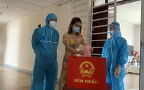 Chùm ảnh: Cử tri đi bầu cử trong khu cách ly