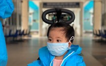 Chùm ảnh: Bệnh nhân Covid-19 nhí "siêu dễ thương" xuất viện