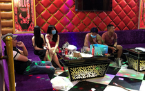 Phát hiện nhóm nam nữ tụ tập tại quán karaoke, nhiều người dương tính ma túy