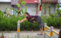 Người dân thích thú với phố đi bộ mới xanh mát tại Hà Nội giữa những ngày oi bức