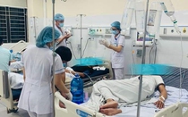 5 người nhập viện trong đêm vì ngộ độc rượu ngâm với củ cây thương lục