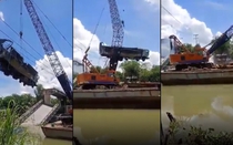 Cần cẩu bị gãy đôi khi đang trục vớt xe tải bị rơi xuống sông trong vụ sập cầu Tân Nghĩa