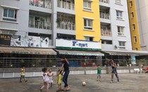 Có nên cho trẻ em chơi ở hành lang chung cư trong giai đoạn dịch?