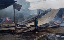 Cà Mau: Xe tải chở dầu bốc cháy khiến 4 nhà dân bị thiêu rụi