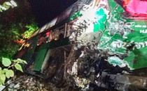 Xe tải đâm đuôi xe khách khiến 3 người chết, 8 người trọng thương