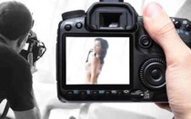 Nhiếp ảnh gia bị bắt vì quay lén người mẫu nữ
