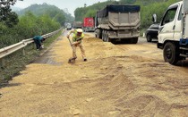 CSGT Nghệ An xúc cát ngăn dầu loang trên quốc lộ