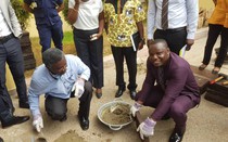 Ghana sử dụng nhựa bỏ đi làm gạch lát vỉa hè