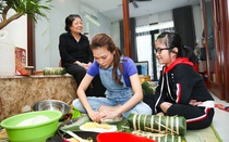 Thay vì tích cực chạy show Mỹ Tâm chọn quây quần bên gia đình, trổ tài gói bánh tét