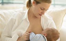 Bác sĩ Sản khoa cảnh báo: Đừng hại chết con vì không biết cho bú