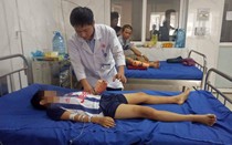 Bé trai 12 tuổi bị dập nát bàn tay vì điện thoại phát nổ trong lúc sạc