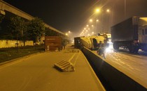 Xe container bị ép lật nhào