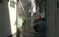 Chủ đi vắng, căn nhà bốc cháy giữa trưa