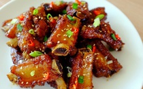 Món ngon cuối tuần: Cách làm sườn chiên mắm tỏi ăn thử là mê