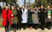 Ông bố bị chê vì đẻ 8 cô con gái, nuôi lớn rồi ai cũng thầm ghen tị