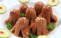 Món ngon cuối tuần: Cách làm xúc xích xào me lai rai xem bóng đá