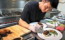Chàng trai chế biến món ăn từ lông gà