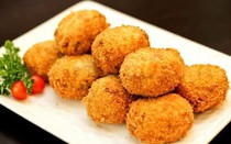 Món ngon cuối tuần: Khoai sọ bọc thịt chiên xù thơm lừng, giòn rụm