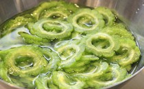 Thêm vài giọt này, mướp đắng không còn đắng lại giòn ngon hơn gấp bội