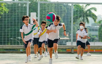 Trường học ở Singapore nới lỏng quy định đồng phục vì nắng nóng