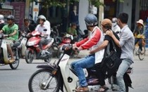 Chở người say rượu bằng xe máy, có người ngồi sau giữ, liệu có bị phạt?