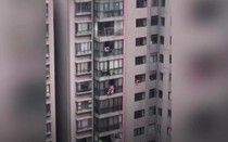 Video: Nghẹt thở xem cảnh sát giải cứu bé gái mắc kẹt ở ban công tầng 13