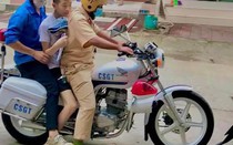 Nổi sóng mạng: Nam sinh ngủ quên, anh trai phải khóa cửa rồi nhờ CSGT đưa tới điểm thi