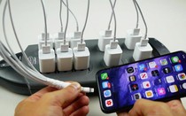 Clip: Chuyện gì sẽ xảy ra khi dùng 10 cục sạc cùng lúc cho iPhone?