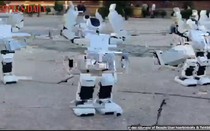 Clip: Màn nhảy múa đặc biệt của những chú robot chào đón tân sinh viên ở Trung Quốc