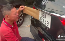 Clip: Biểu cảm khó đỡ của chủ xe ô tô khi bốc trúng biển số 4953