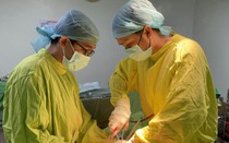 3 giờ phẫu thuật lấy 2 viên sỏi “khủng” trong bàng quang bệnh nhân
