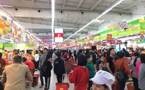 Siêu thị kẹt cứng, giá rau củ tăng vọt ngày cận Tết 2019