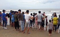 Quảng Bình: Tìm thấy thi thể nam thanh niên bị sóng cuốn