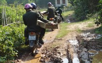 Công an Quảng Bình đến tận nhà trao tặng hàng nghìn con vịt giống cho các gia đình nghèo