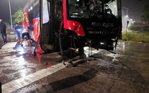 Hiện trường vụ tai nạn xe khách chở theo 20 người đâm dải phân cách