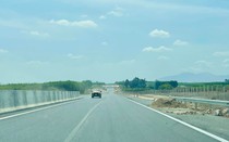Ô tô, xe máy "chạy chui" vào cao tốc đang thi công, chủ đầu tư cảnh báo
