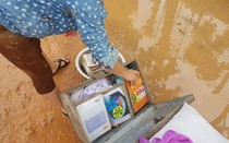 Nghệ An: Xót xa sách vở ngập trong bùn trước ngày tựu trường