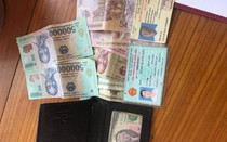 Khen thưởng 2 nữ học sinh nhặt được ví tiền tìm người trả lại