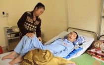 Nghị lực của người mẹ 7 năm ròng nhặt ve chai chăm con ở bệnh viện